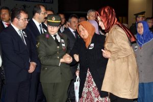 Şehidin naaşı eşi ve &ccedil;ocuklarıyla aynı u&ccedil;akta geldi