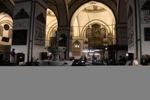 Bursa'da ilk teravih için camiler doldu taştı