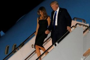 Trump, bu kez eşinin elini tutabildi