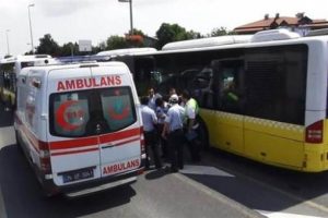 Metrob&uuml;s kaza yaptı: Yaralılar var