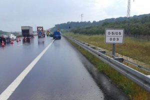 Bursa'da kazadan kurtulanlara arkadan gelen otomobil &ccedil;arptı!