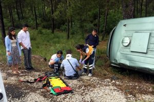 Muğla'da kazada yaralanan g&uuml;venlik g&ouml;revlisi paraları bırakmadı
