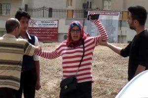 Yeğenini &ouml;nce d&ouml;vd&uuml;, sonra polise teslim etti