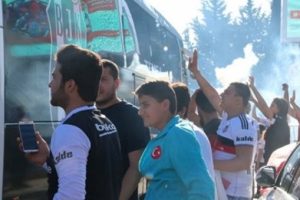 Beşiktaş şampiyon sloganıyla karşılandı
