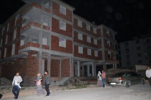 İnşaattan d&uuml;şen bek&ccedil;i hayatını kaybetti