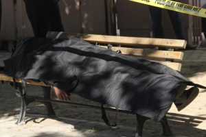 Parktaki bankta &ouml;l&uuml; bulundu
