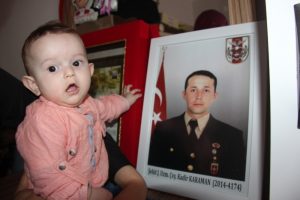 Şehit babasının adı ve hatıralarıyla b&uuml;y&uuml;yor