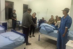CHP'li vekilden zehirlenen askerlere ziyaret