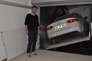 Otomobilini 1 yıldır apartman asans&ouml;r&uuml;nden &ccedil;ıkaramıyor