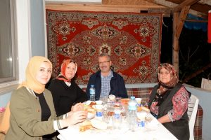 Bursa'da Başkan &Ouml;zkan ilk iftarı şehit ailesinin evinde yaptı
