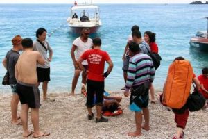 10 metre y&uuml;kseklikten d&uuml;şen tatilci kurtarıldı