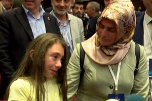 Cumhurbaşkanı Erdoğan'ı g&ouml;rmek i&ccedil;in dakikalarca ağladı