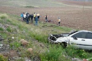 Takla atan otomobilin s&uuml;r&uuml;c&uuml;s&uuml; &ouml;ld&uuml;