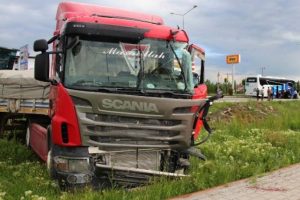 TIR, yolcu otob&uuml;s&uuml;ne &ccedil;arptı: 1 yaralı