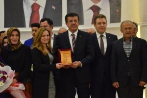 Bakan Zeybekci: "AK Parti'de taş &uuml;st&uuml;ne taş koyma vakti gelmiştir"