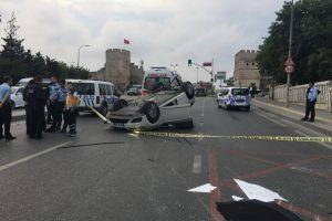 Takla atan otomobil i&ccedil;erisinde sıkışan s&uuml;r&uuml;c&uuml; hayatını kaybetti