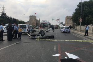 İstanbul'da otomobil minib&uuml;se &ccedil;arptı: 1 kişi hayatını kaybetti