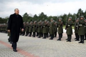 T&ouml;ren mangasındaki FET&Ouml;'c&uuml; subay son anda farkedildi