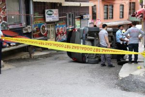 Bursa'da kadın s&uuml;r&uuml;c&uuml; doğalgaz borusuna &ccedil;arpıp takla attı