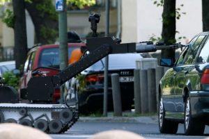 Berlin'de bomba alarmı! Polis sokakları kapattı