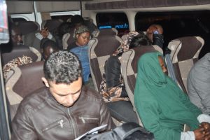 Okul servisinden ka&ccedil;ak g&ouml;&ccedil;menler &ccedil;ıktı