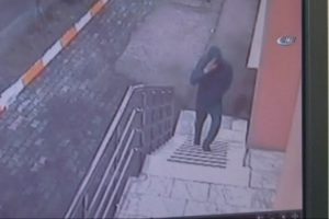 Bağış parasını &ccedil;alan hırsız kamerada