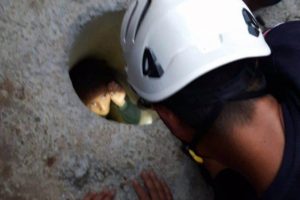 Elektrik direği i&ccedil;in a&ccedil;ılan deliğe sıkışan &ccedil;ocuk dehşeti yaşadı