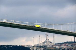 Fenerbah&ccedil;e bayrağı k&ouml;pr&uuml;ye yeniden asıldı