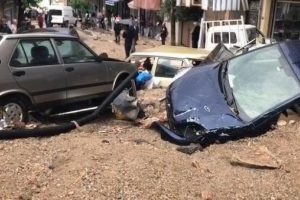 İzmir'de aşırı yağış vatandaşlara zor anlar yaşattı