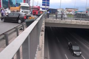Aracın &ccedil;arptığı yaya 10 metre y&uuml;kseklikten ana yola u&ccedil;tu