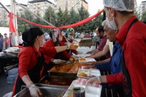 CHP Diyarbakır'da her g&uuml;n bin 200 kişiye iftar yemeği veriyor