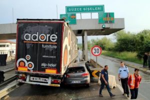 TEM gişesine aynı anda gıren TIR ile otomobil sıkıştı