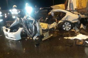 Otomobil yol kenarında duran kamyona &ccedil;arptı: 3 &ouml;l&uuml;, 1 yaralı