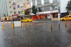 İstanbul'da sağanak yağış etkili oldu