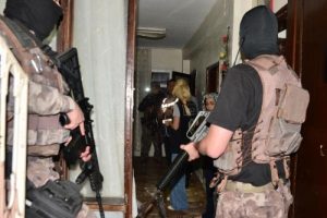 Adana'da uyuşturucu operasyonu: 11 g&ouml;zaltı
