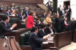 AK Parti grubu &ouml;ncesi arama krizi yaşandı!