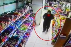 &Ccedil;alıştığı marketin başka bir şubesini soydu