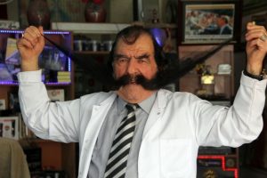 50 yıldır bıyıklarını kesmiyor