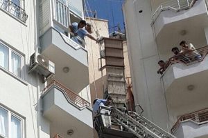 10. katta kopan iskele halatında asılı kaldılar