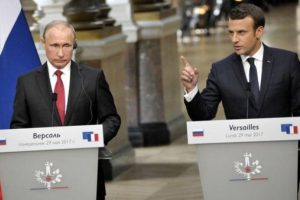 Macron, Putin'in yanında Rus basınını eleştirdi