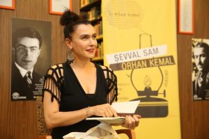 Şevval Sam Bursa'da &ccedil;ocuklara Orhan Kemal &ouml;yk&uuml;leri okudu