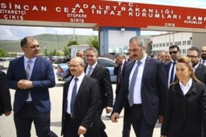 AK Parti "Genelkurmay &ccedil;atı davası"nı izledi