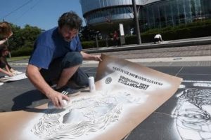 Tutuklu T&uuml;rk gazetecilerin karikat&uuml;rleri Strasbourg sokaklarında