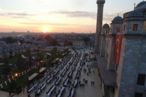 15 bin kişi Fatih caminin avlusunda iftar i&ccedil;in buluştu