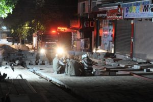 Bursa'da yangına aldırmayan iş&ccedil;iler itfaiye ışığında sahur yaptı