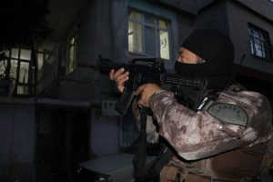 Ter&ouml;r &ouml;rg&uuml;t&uuml; PKK'ya operasyon: 16 g&ouml;zaltı