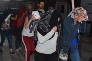 Fuhuş operasyonu! Gece caddeye &ccedil;ıkan kadınlar...