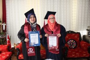 Şaka olsun diye girdiği &uuml;niversiteden kızıyla mezun oldu