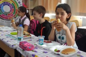 Milli Eğitim'in değerler eğitiminde &ccedil;ocuklar 'tekne orucu' tuttu