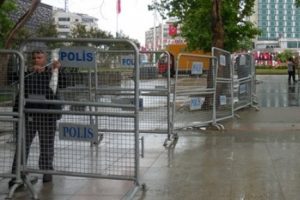 Taksim Anıtı ve Gezi Parkı giriş &ccedil;ıkışlara kapatıldı